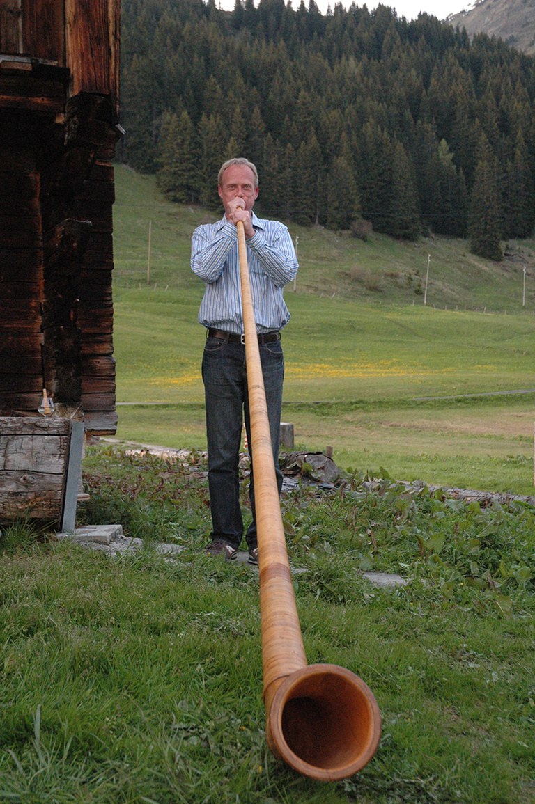 Christoph Beckermann plays the alphorn