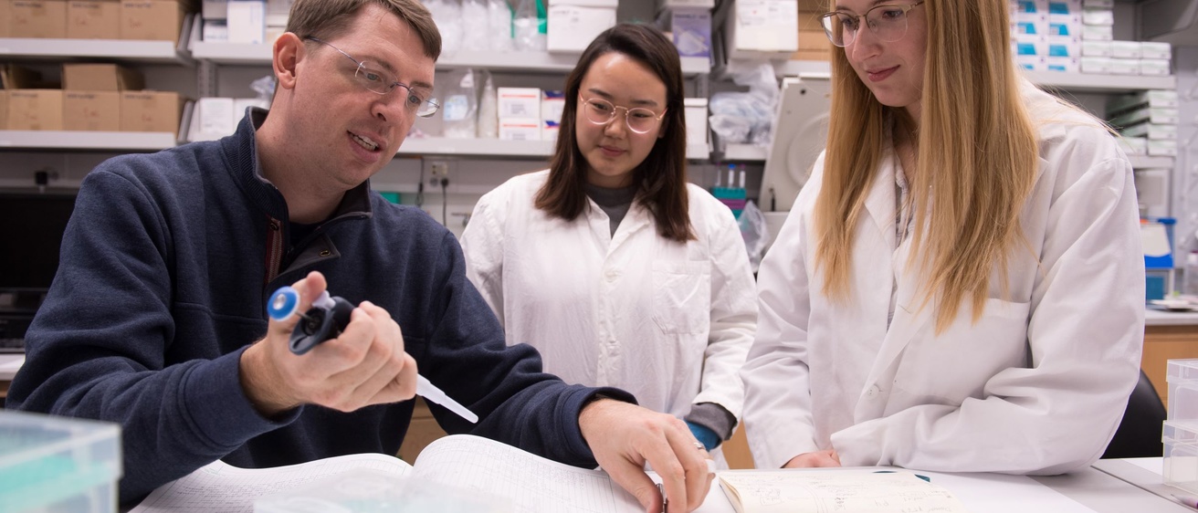 James Ankrum in lab with students 