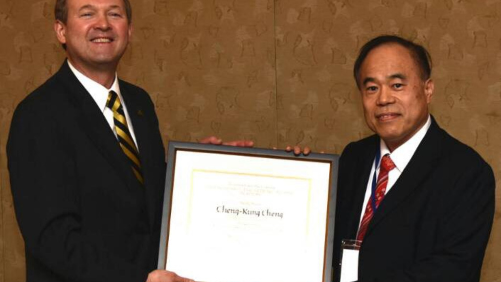 Cheng-Kung Cheng being presented his Distinguished Engineering Alumni Academy recognition