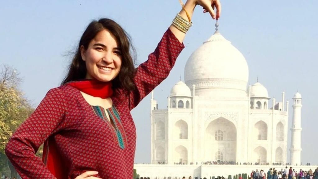 Student abroad in India at Taj Mahal