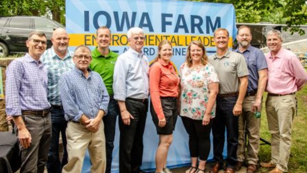 Group photo of the people receiving the farmer to farmer grant